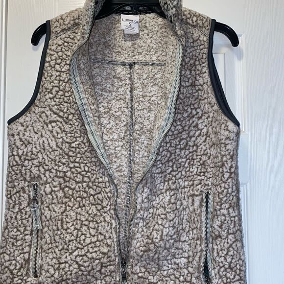 Women’s J. America Brown Fuzzy Vest size: Small - Picture 6 of 9